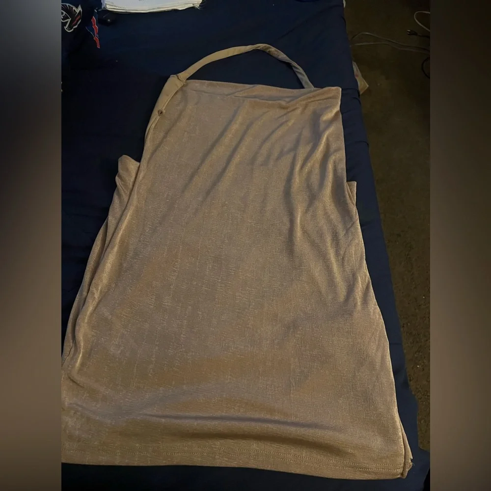 This dress has never been wore - Picture 1 of 2